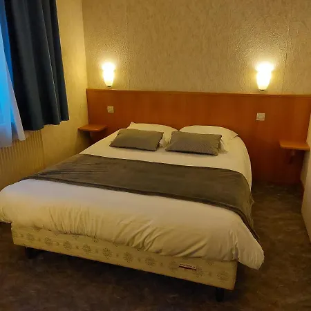 De La Foret - Logis ホテル 2*